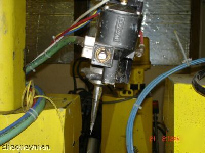 Fanuc 520 RJ2 4 axis glue robot material handling (3)