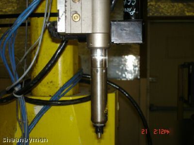 Fanuc 520 RJ2 4 axis glue robot material handling (3)
