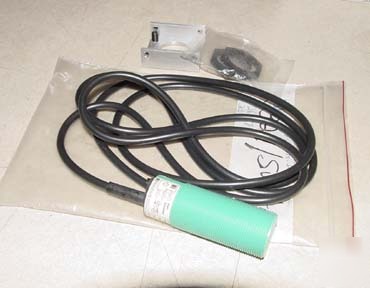 New hengstler proximity switch bc-3000P01C1 10-35VDC 