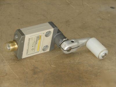 New omron IP67 limit switch D4CC-9137 lever type