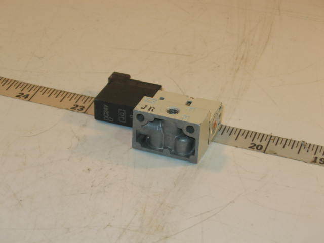 New smc 4 port direct poppet valve VQD1151W-5MO