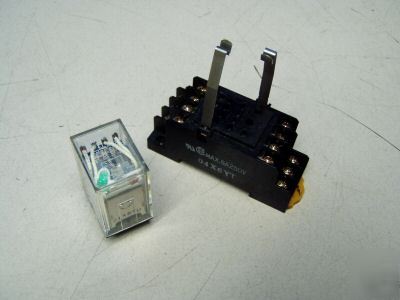 Omron 5A relay w/ base m/n: MY4N-D2