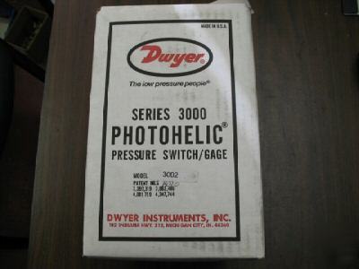 Dwyer model 3002 photohelic pressure switch/gage - 