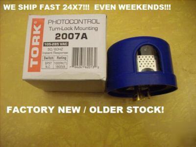 New tork photocontrol 2007A turn-lock fast shipper 
