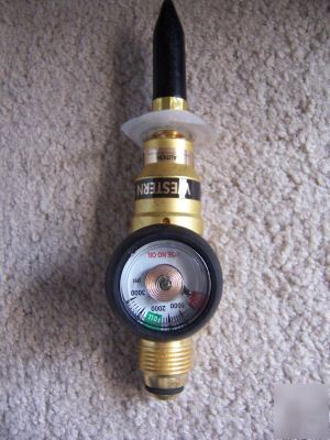 Western gas regulator for helium model R125 3000 psi