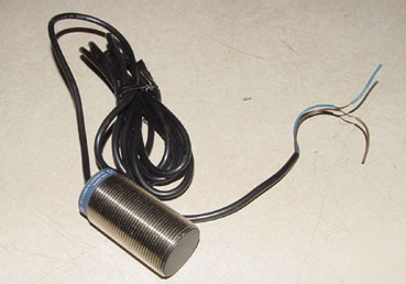 New telemecanique proximity switch XS130MB230 